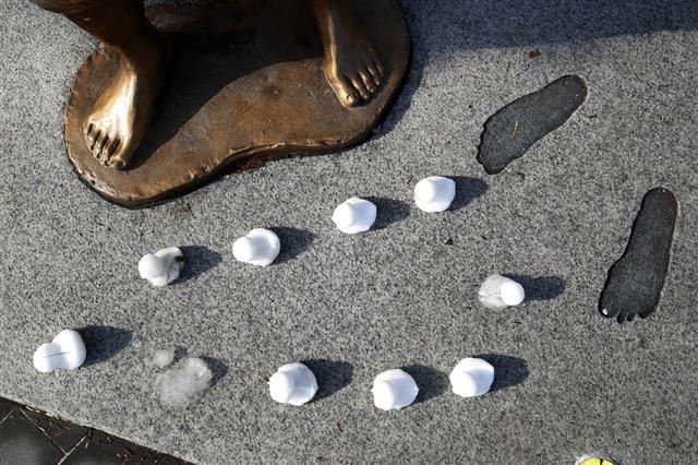 14일 오후 광주 북구청 평화의소녀상 앞에 눈으로 만든 오리가 놓여있다.2021.1.14 광주북구 제공