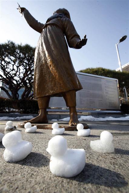 14일 오후 광주 북구청 평화의소녀상 앞에 눈으로 만든 오리가 놓여있다.2021.1.14 광주북구 제공