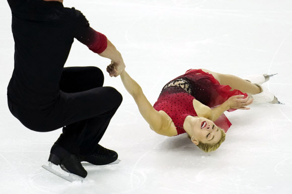 알렉사 니어림과 브랜든 프레이저가 14일(현지시간) 미국 네바다주 라스베이거스에서 열린 ‘미국 피겨 스케이팅 선수권대회’ 페어 쇼트 프로그램에서 멋진 연기를 선보이고 있다. AP 연합뉴스