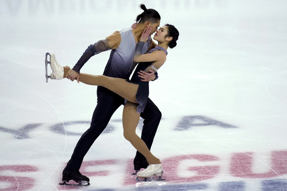 에밀리 찬과 스펜서 하우가 14일(현지시간) 미국 네바다주 라스베이거스에서 열린 ‘미국 피겨 스케이팅 선수권대회’ 페어 쇼트 프로그램에서 멋진 연기를 선보이고 있다. AP 연합뉴스