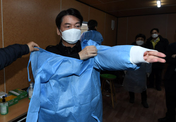 국민의당 안철수 대표가 15일 서울광장에 마련된 임시 선별검사소에서 의료 자원봉사에 나서 방호복을 입고 있다. 2021.1.15  국회사진기자단