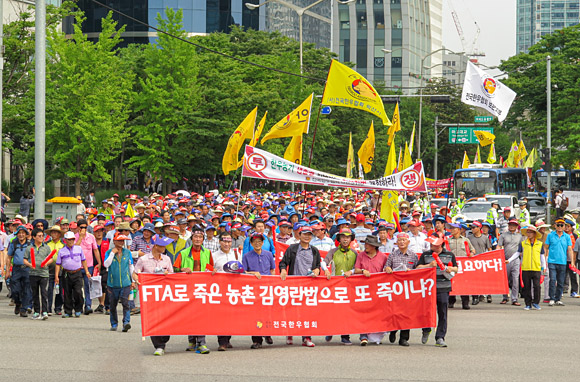 2016년 7월 당시 김영란법 개정에 반대하는 전국한우협회 단체와 관계자들의 집회 모습. 전국한우협회 제공