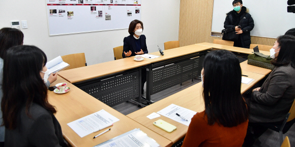 서울시장 출마를 선언한 국민의힘 나경원 전 의원이 15일 마포구 신수동에 있는 아동보호전문기관을 찾아 아동학대 대응체계 현황 및 개선방안에 대해 간담회를 갖고 있다.  국회사진기자단