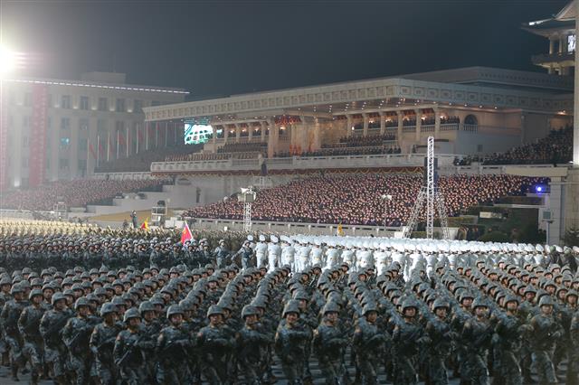 ‘코로나19’ 뚫고 성대히 진행된 북한 열병식
