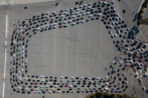 코로나 검사를 위해 줄을 선 LA 차량들의 모습-AP 연합뉴스