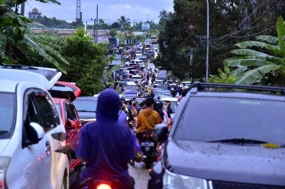 강진에 놀라 대피하는 인도네시아 마무주 주민들