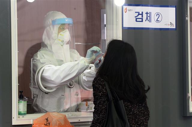 15일 오전 서울역 광장에 마련된 신종 코로나바이러스 감염증(코로나19) 임시선별진료소에서 시민이 검사를 받고 있다. 2021.1.15 뉴스1