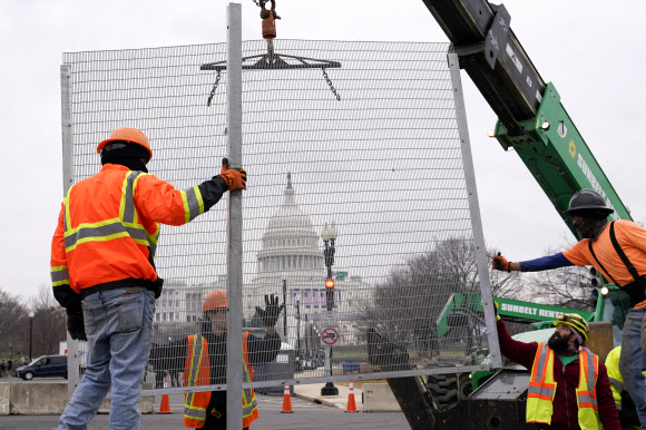 바이든 취임 앞두고 미 의사당 주변에 설치되는 보안철책