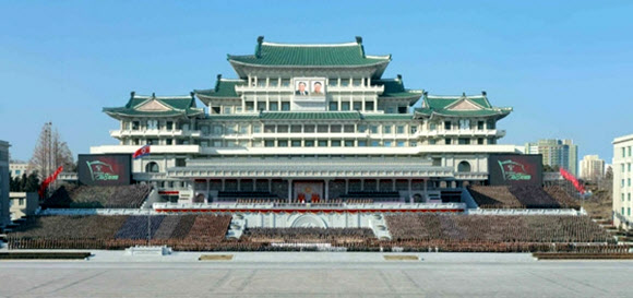 북한 김정은 국무위원장이 지난 16일 제8차 당대회 기념 열병식에 참여한 참가자들과 김일성광장에서 기념사진을 촬영했다고 17일 노동당 기관지 노동신문이 보도했다. 이 자리에는 리병철 당 중앙군사위원회 부위원장을 비롯한 무력기관 책임간부들도 함께했다. 2021.1.17  노동신문 홈페이지 캡처