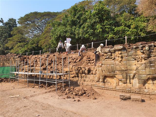 캄보디아 앙코르 유적 코끼리테라스 해체 조사 장면.  한국문화재재단 제공