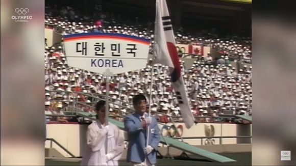 1988년 서울올림픽에서 한국 선수단의 기수로 나선 조용철 신임 대한유도회 회장의 모습. 서울올림픽 개막식 유튜브 영상 캡쳐