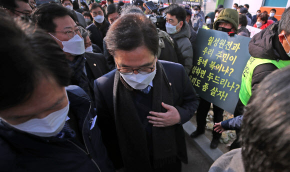 민주당 의원들에게 항의하는 주민들