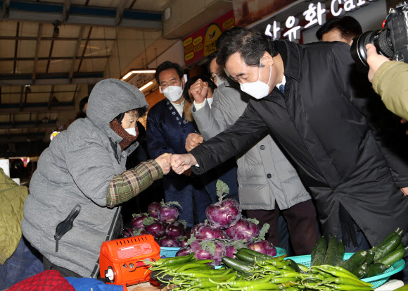 양동시장에서 민생탐방 이낙연 대표