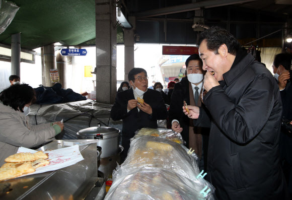 붕어빵 맛보는 이낙연 대표
