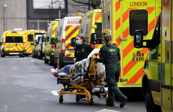 15일(현지시간) 영국 런던의 왕립런던병원으로 한 환자가 옮겨지고 있다. 2021.1.16  EPA 연합뉴스