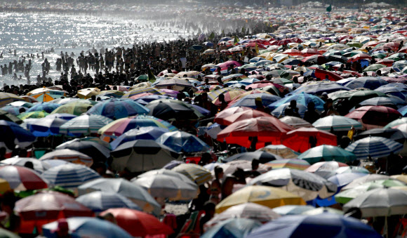 코로나19 확산에도 해수욕객으로 붐비는 브라질 해변