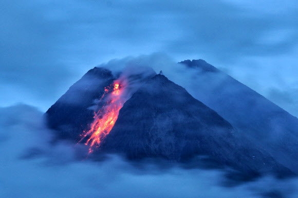 용암 계속 내뿜는 인도네시아 므라피 화산