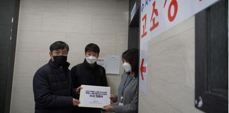 서울 영등포 경찰서에 아이돌 가수 성 착취물 제조자와 유포자 처벌을 요구하는 수사의뢰서를 하태경(왼쪽) 국민의힘 의원과 이준석 전 최고위원이 제출하고 있다. 출처:하태경 페이스북