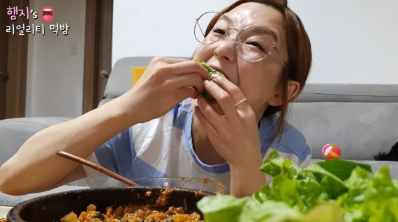한국 유명 유튜버 ‘햄지’가 자신의 유튜브 동영상에서 쌈을 먹는 모습. 뉴스1