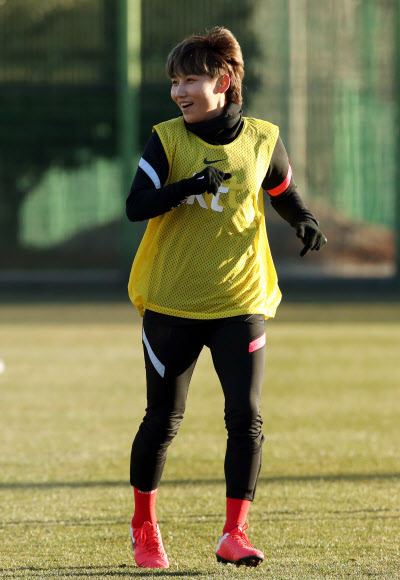 19일 오후 전남 강진종합운동장 내 영랑구장에서 열린 여자축구 대표팀 소집훈련에서 여민지가 몸을 풀고 있다. 여자A 대표팀은 중국과 도쿄올림픽 최종예선 플레이오프를 다음 달에 가질 예정이다. 2021.1.19  연합뉴스