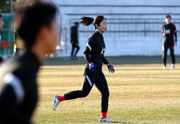 대한민국 여자 축구대표팀 선수들이 도쿄올림픽 여자축구 최종예선 중국과의 플레이오프를 앞두고 19일 전남 강진종합운동장 내 영랑구장에서 열린 소집훈련에서 몸을 풀고 있다. 2021.1.19  연합뉴스