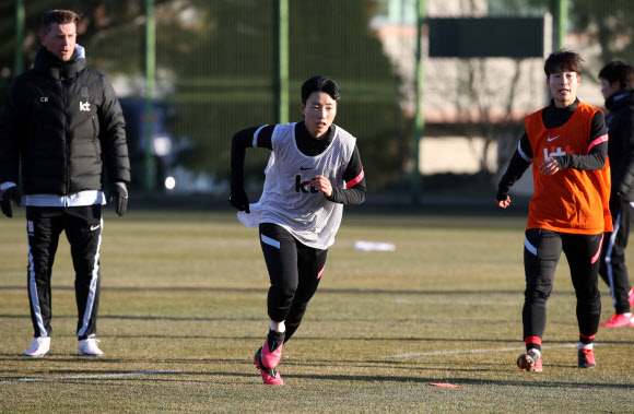 대한민국 여자 축구대표팀 선수들이 도쿄올림픽 여자축구 최종예선 중국과의 플레이오프를 앞두고 19일 전남 강진종합운동장 내 영랑구장에서 열린 소집훈련에서 콜린 벨 감독이 지켜보는 가운데 훈련하고 있다. 2021.1.19  연합뉴스