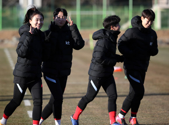 대한민국 여자 축구대표팀 선수들이 도쿄올림픽 여자축구 최종예선 중국과의 플레이오프를 앞두고 19일 전남 강진종합운동장 내 영랑구장에서  달리기로 몸을 풀며 카메라를 향해 미소 짓고 있다. 2021.1.19  연합뉴스