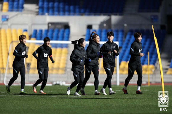 사상 첫 올림픽 본선 진출에 도전하는 한국 여자 축구대표팀이 19일 전남 강진종합운동장에서 다음 달 열리는 중국과 도쿄올림픽 최종예선 플레이오프(PO)에 대비해 소집 훈련을 하고 있다. 2021.1.19 대한축구협회 제공