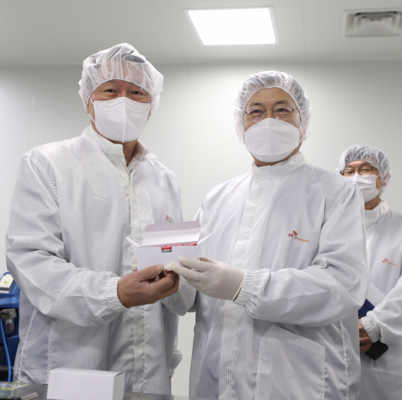 문재인 대통령이 20일 오전 경북 안동시 SK바이오사이언스를 방문해 코로나19 백신 생산 시설을 둘러보던 중 최태원 SK회장과 백신 완제품 박스를 들어보이고 있다. SK바이오사이언스는 국내에 도입 예정인 아스트라제네카 코로나19 백신을 위탁생산하고 있다. 2021. 1. 20 도준석 기자 pado@seoul.co.kr