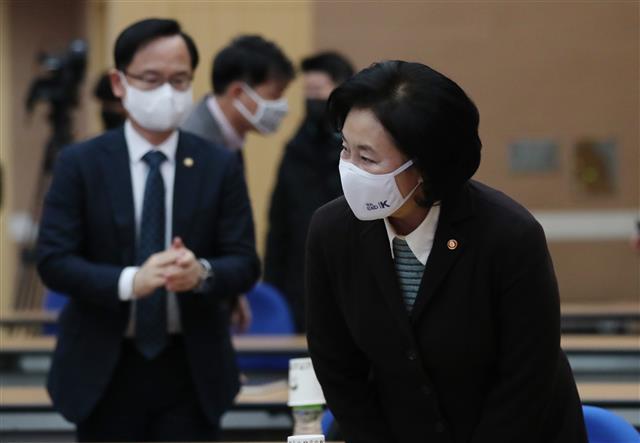 직원에게 인사하는 박영선 장관