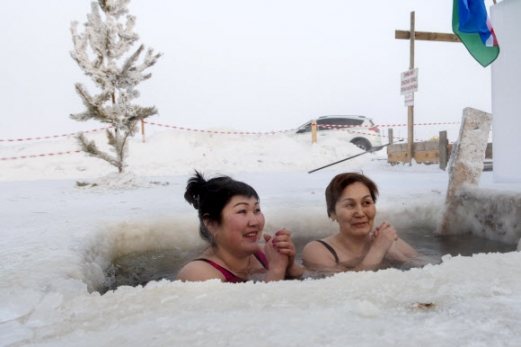 Women bath in ice water of Len