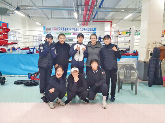 한국 복싱 국가대표팀의 첫 여성 코치인 아리안 포틴(뒷줄 오른쪽 두 번째)이 19일 충주 복싱훈련장에서 여자 국가대표 선수들과 함께 기념사진을 찍고 있다. 대한복싱협회 제공