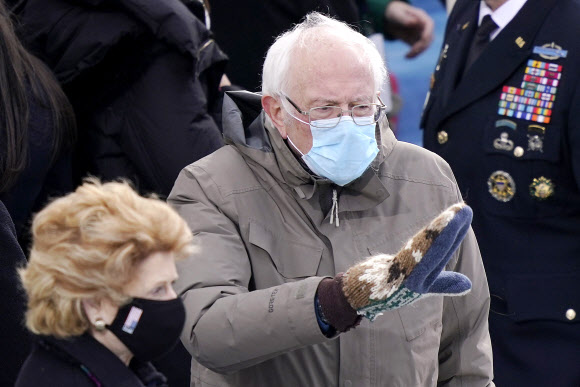 20일(현지시간) 조 바이든 미 대통령 취임식에서 버니 샌더스 상원의원이 편안한 옷차림으로 참석해 눈길을 끌었다. AFP 연합뉴스