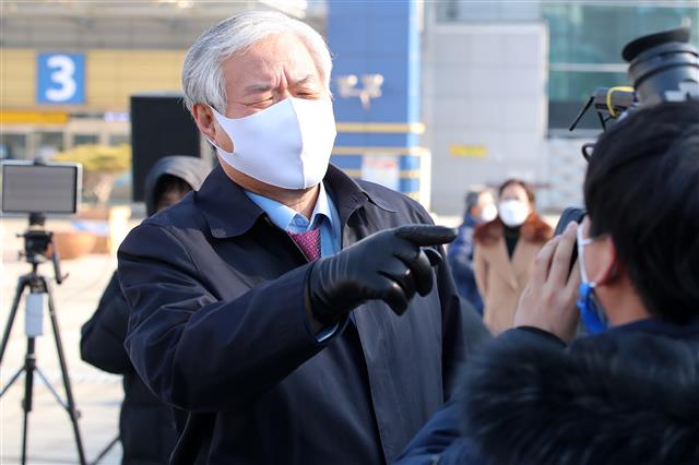 취재진 향해 삿대질하는 전광훈 목사