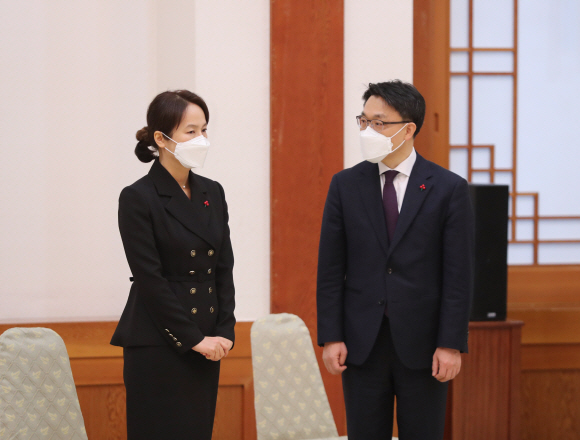 김진욱 초대 고위공직자범죄수사처장 부부가 21일 청와대에서 임명장 수여식을 앞두고 문재인 대통령을 기다리고 있다. 2021. 1. 21 도준석 기자 pado@seoul.co.kr