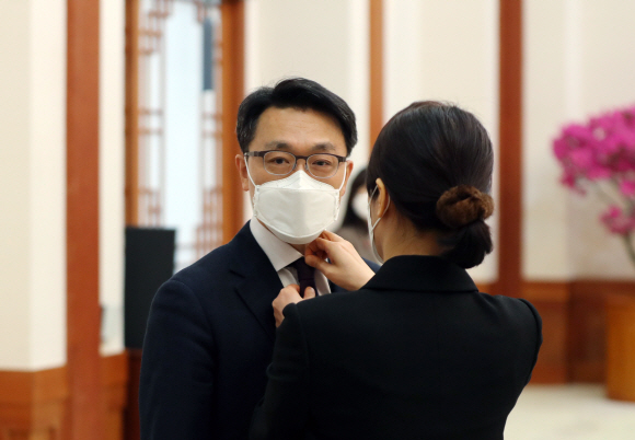 고위공직자범죄수사처장 임명장 수여식이 열린 21일 청와대에서 김진욱 초대 공수처장의 부인이 김 처장의 넥타이를 고쳐 매주고 있다.  2021. 1. 21 도준석 기자 pado@seoul.co.kr