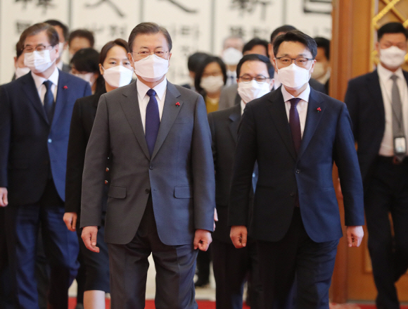 문재인 대통령이 21일 청와대에서 김진욱 초대 고위공직자범죄수사처장에게 임명장을 수여한 뒤  환담장으로 이동하고 있다. 2021. 1. 21 도준석 기자 pado@seoul.co.kr