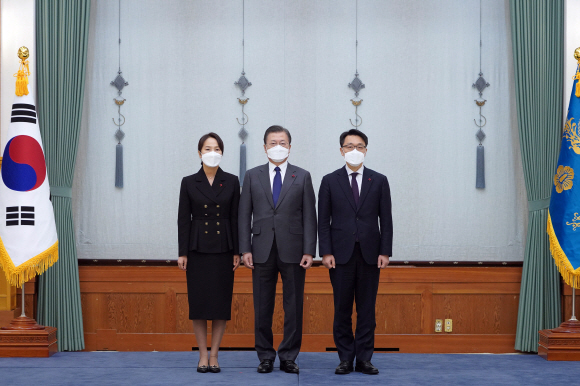 문재인 대통령이 21일 청와대에서 김진욱 초대 고위공직자범죄수사처장에게 임명장을 수여한 김 공수처장 부부와 기념촬영을 하고 있다. 2021. 1. 21 도준석 기자 pado@seoul.co.kr