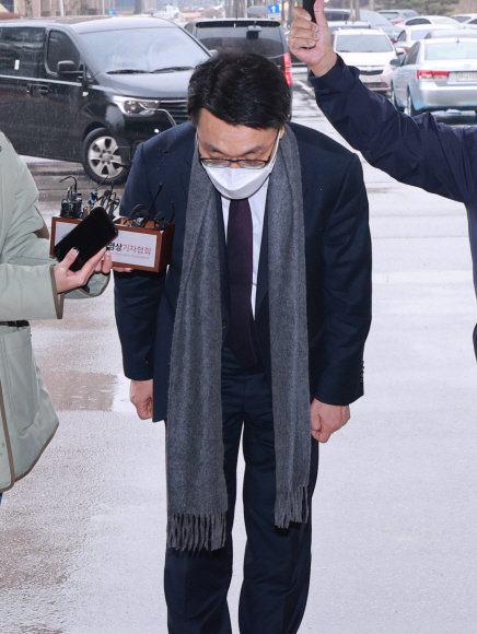 김진욱 초대 고위공직자범죄수사처장이 21일 오후 정부과천청사에 마련된 고위공직자범죄수사처(공수처) 사무실로 출근하며 취재진을 향해 인사하고 있다. 2021. 1. 21 박윤슬 기자 seul@seoul.co.kr