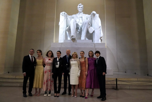 바이든 대통령 가족들이 취임식을 마치고 링컨기념관 안에 있는 에이브러햄 링컨 동상 앞에서 기념사진을 찍고 있다.  워싱턴DC AP 연합뉴스