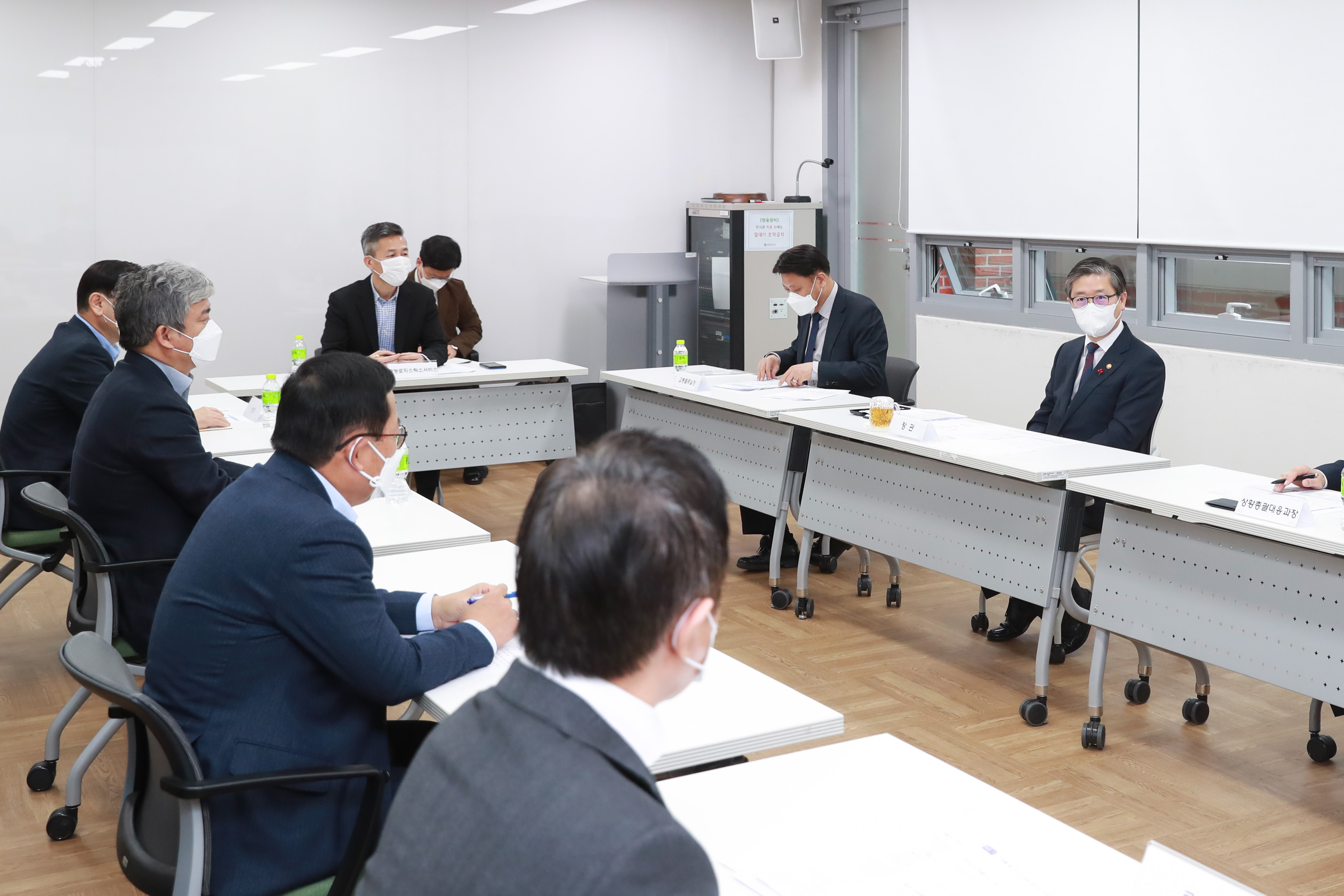 변창흠 국토교통부 장관(오른쪽)이 21일 서울 국토발전전시관에서 열린 ‘설 성수기 대비 택배 종사자 보호를 위한 택배업계 간담회’에서 발언하고 있다. 2021.1.21 국토교통부 제공