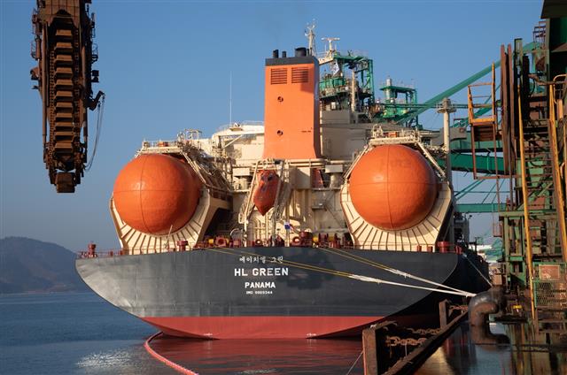포스코의 세계 최초 친환경 LNG 추진 벌크 외항선 ‘그린호’가 전남 광양 원료부두에서 철광석을 하역하고 있다.  포스코 제공