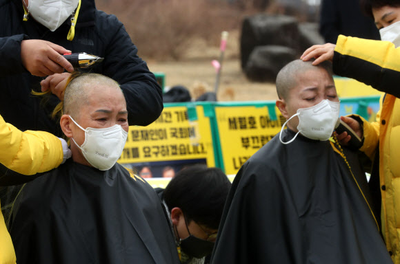 삭발하는 세월호 유가족