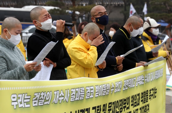 세월호 유가족 ‘특수단 수사 결과 규탄’ 청와대 앞에서 삭발식