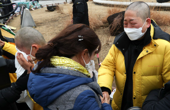 눈물 흘리는 세월호 유가족