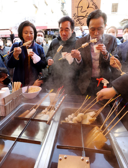 어묵 먹는 이낙연과 우상호-박영선