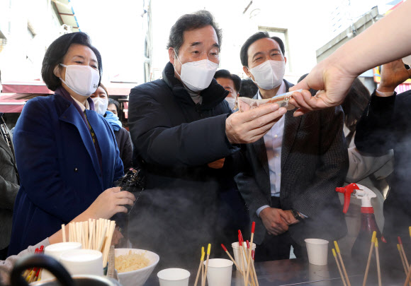 거스름돈 받는 이낙연 대표