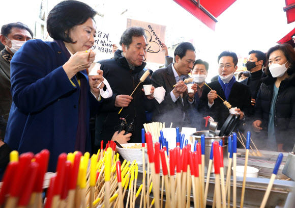 남대문시장 방문해 어묵 먹는 이낙연과 우상호-박영선