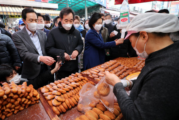 남대문시장서 꽈배기 구입하는 이낙연과 우상호-박영선