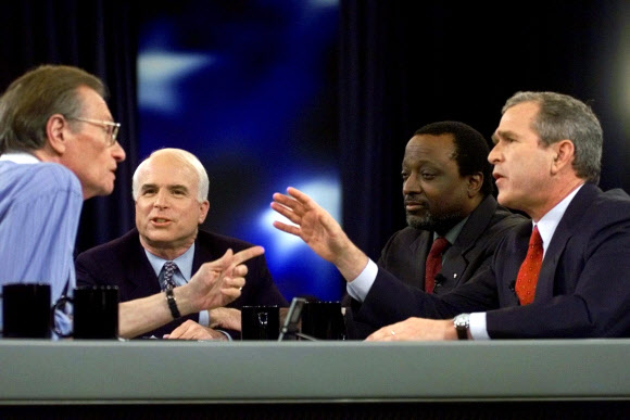 래리 킹(왼쪽부터)이 2000년 2월 15일 사우스캐롤라이나주 컬럼비아에서 미국 공화당 대선 경선 후보로 출연한 존 매케인 상원의원, 앨런 키이스, 조지 W 부시 텍사스주 지사에게 질문을 던지고 있다. AP 자료사진 연합뉴스 